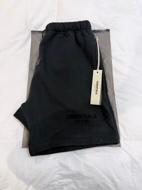 FEAR OF GOD ESSENTIALS sweat shorts
